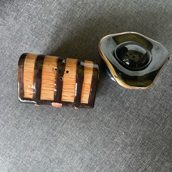 Treasure Chest /Pirate Salt and Pepper Shakers - Picture 4 of 4